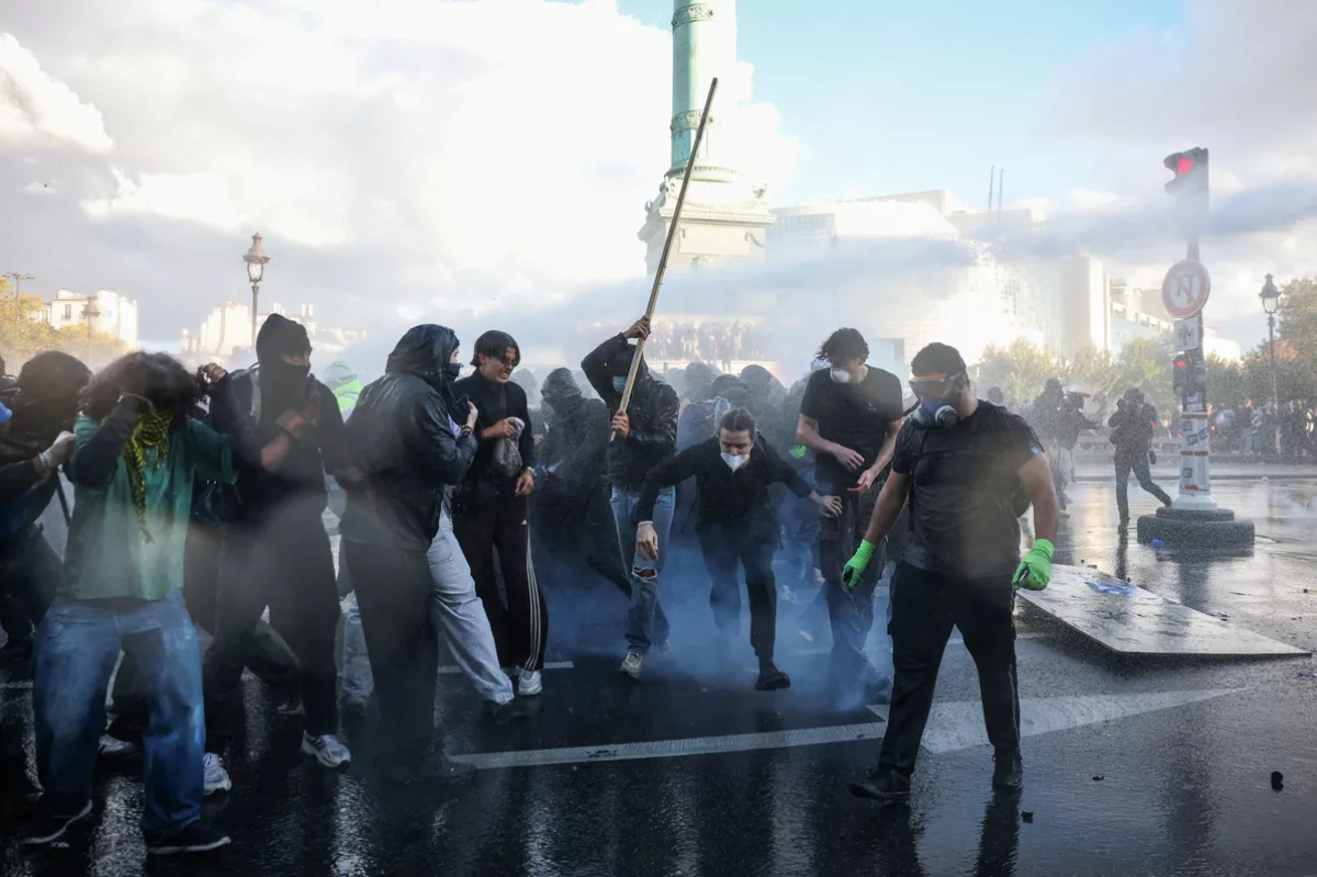 Францию захлестнула волна протестов: в Париже полиция применила водометы и слезоточивый газ