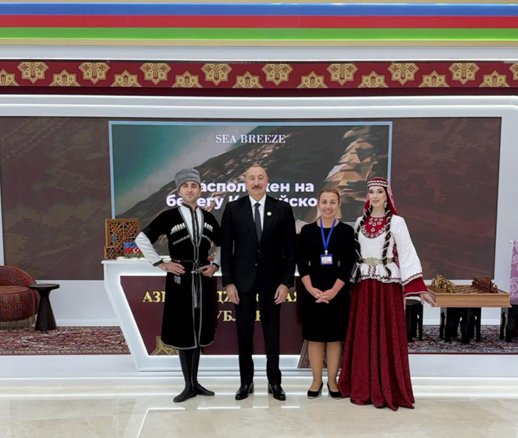 Президент Ильхам Алиев ознакомился в Туркменбаши с национальными стендами стран-участниц СНГ