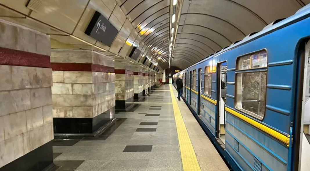 Киевское метро заработало после сбоя, но свет продолжают отключать