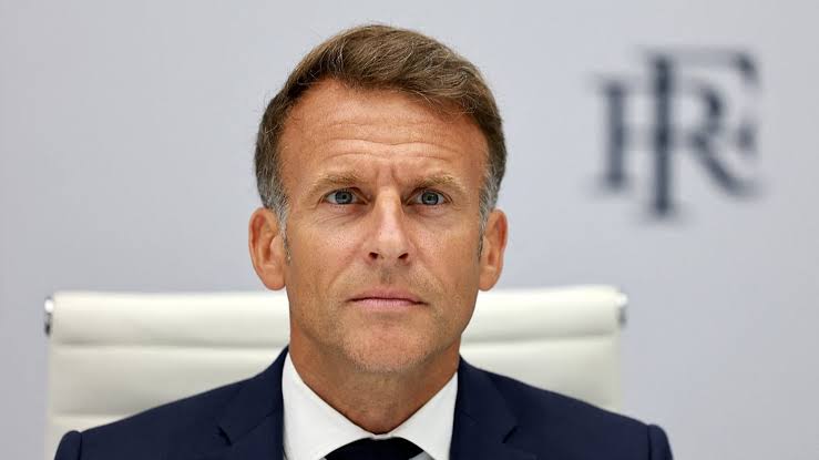 Рейтинг Макрона пробил дно