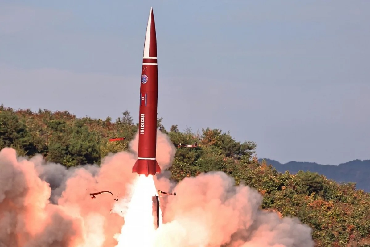КНДР провела испытательный пуск тактической баллистической ракеты