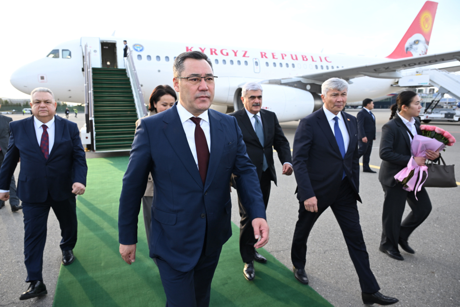 Президент Кыргызстана прибыл с визитом в Азербайджан для участия в саммите СВМДА