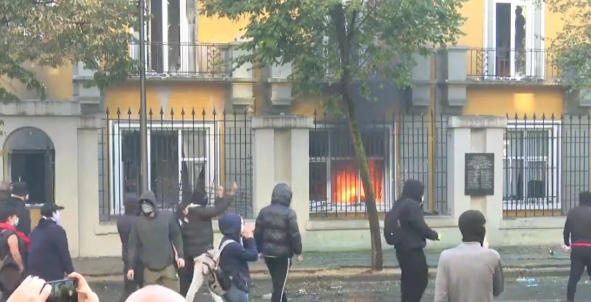 Беспорядки в Тиране: протестующие атаковали госучреждения, пострадали 14 полицейских
