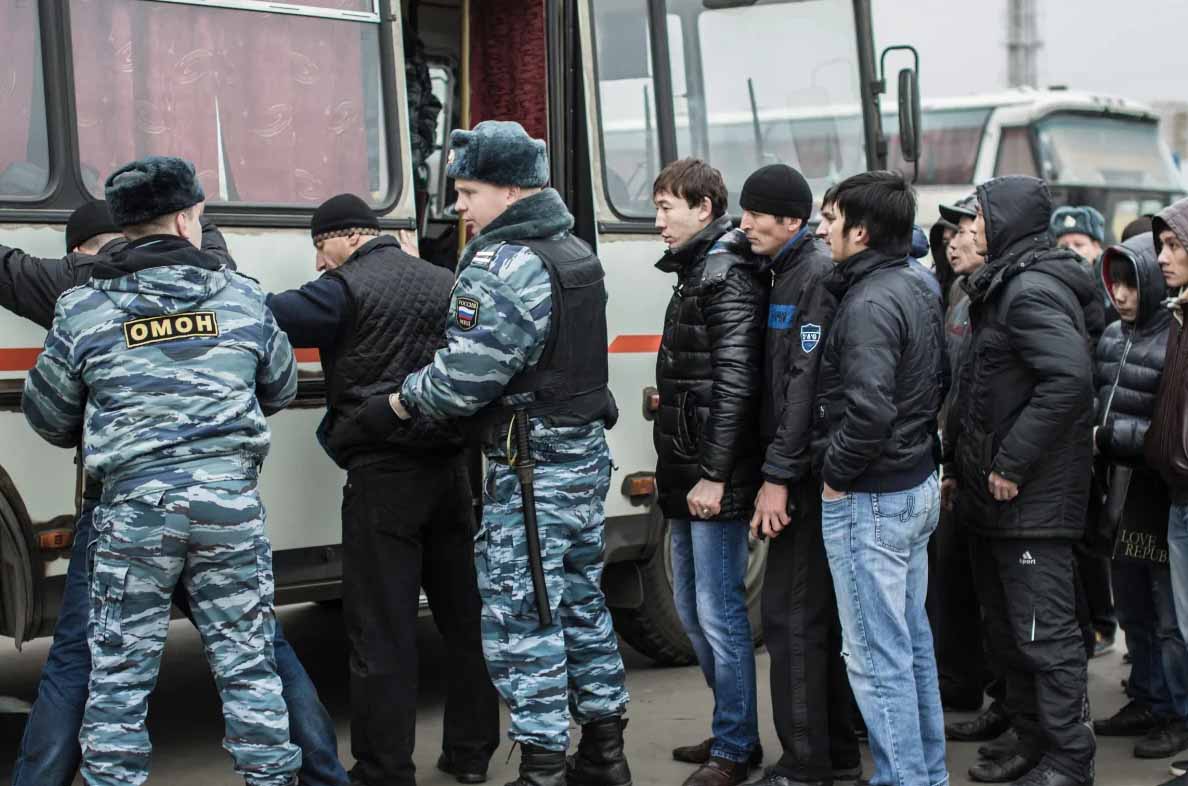 В центре Петербурга силовики провели масштабный рейд во время пятничного намаза