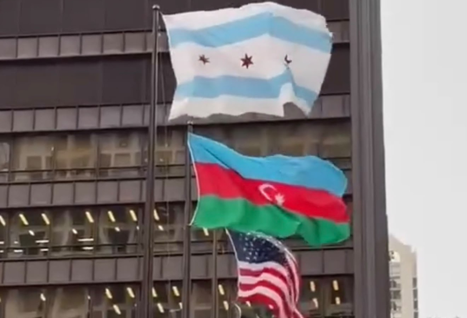 
В центре Чикаго поднят флаг Азербайджана