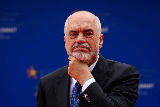 &laquo;Я не уйду&raquo;: премьер Албании ответил на массовые протесты в стран