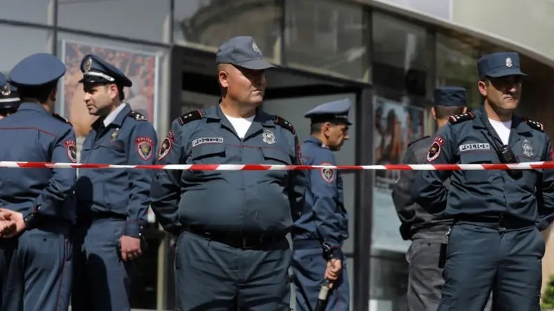 В Армении задержали 14 человек после обысков в офисе оппозиционной партии