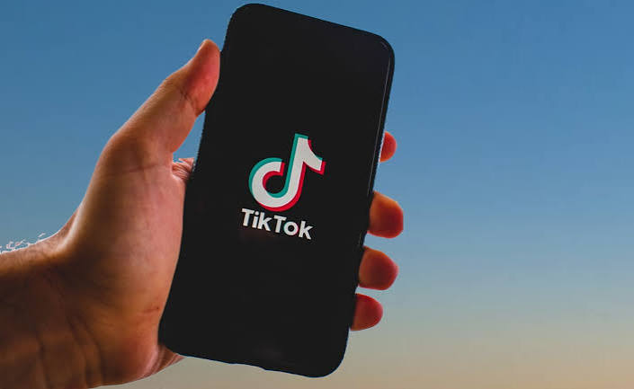 
В школах Азербайджана заблокировали TikTok. Под запретом свыше 200 тем