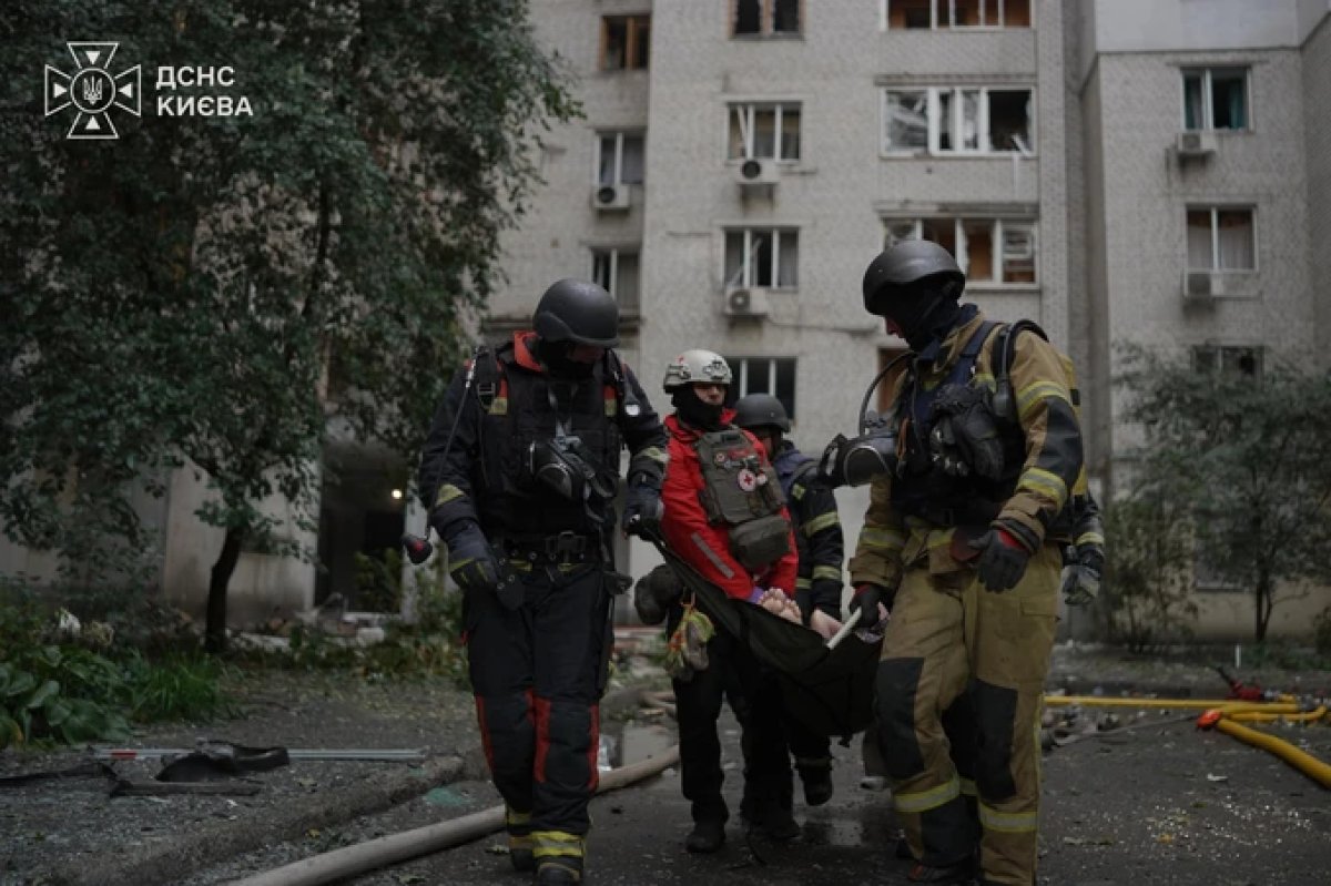 Беспилотник повредил 24-этажный жилой дом в Киеве