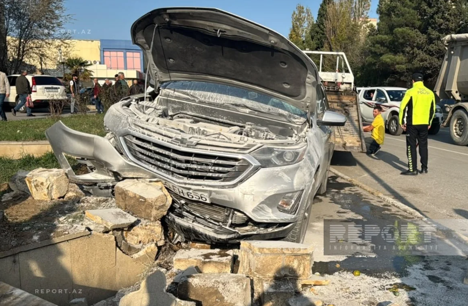 В Сумгайыте автомобиль сбил пешеходов и загорелся, пострадали три человека