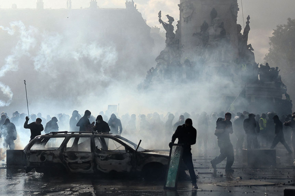 Во Франции вновь вспыхнули протесты: закрыты магазины, вывели военный спецназ...