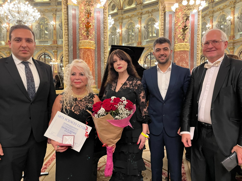 Заслуженная артистка Азербайджана Аделя Алиева награждена платиновой медалью в Париже