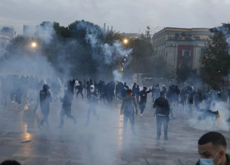 В Албании протестующие подожгли здание столичной мэрии