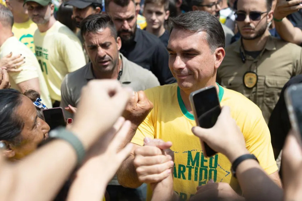 Флавиу Болсонару обязали сдать паспорт и запретили выезд из Бразилии
