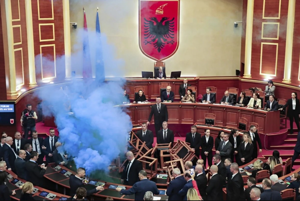 &laquo;Фаер-шоу&raquo; в парламенте Албании